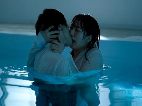 Bị kẹt ở hồ bơi với crush