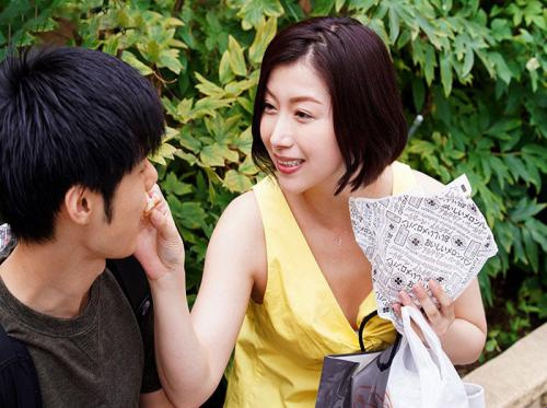Chị máy bay gạ tình cậu nhóc mới lớn nhút nhát